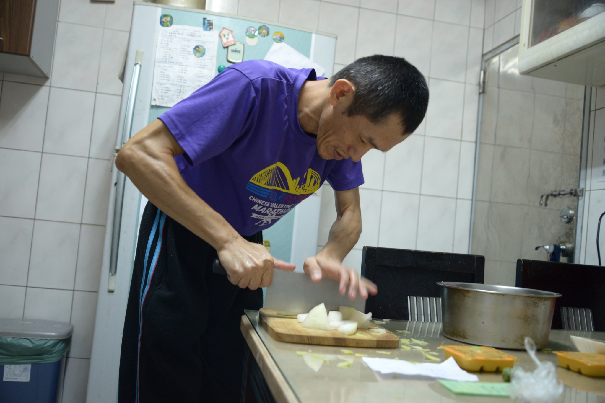 慢飛青年學會烹飪準備晚餐.jpg